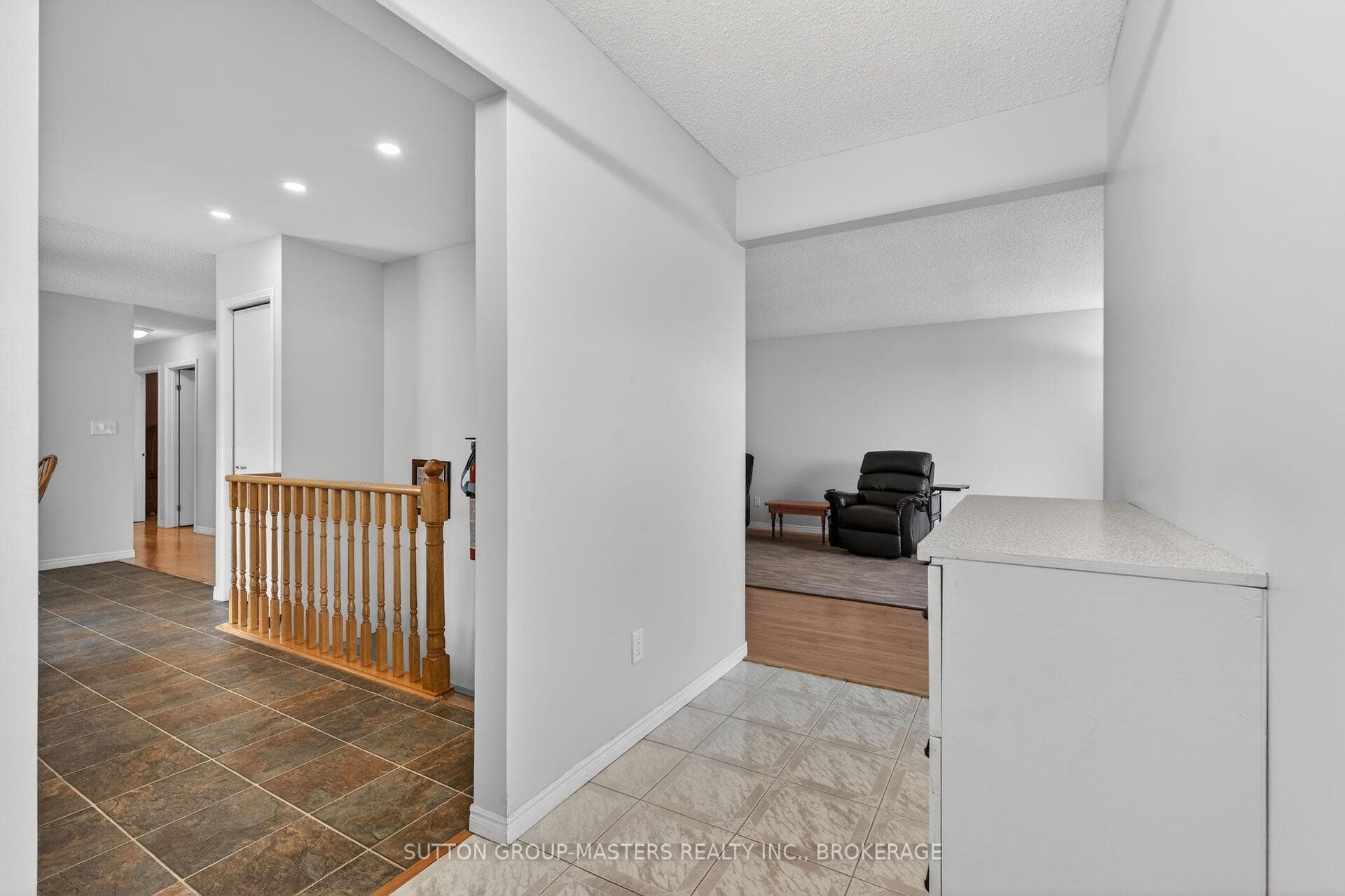 1080 Palmerston Crescent photo 7