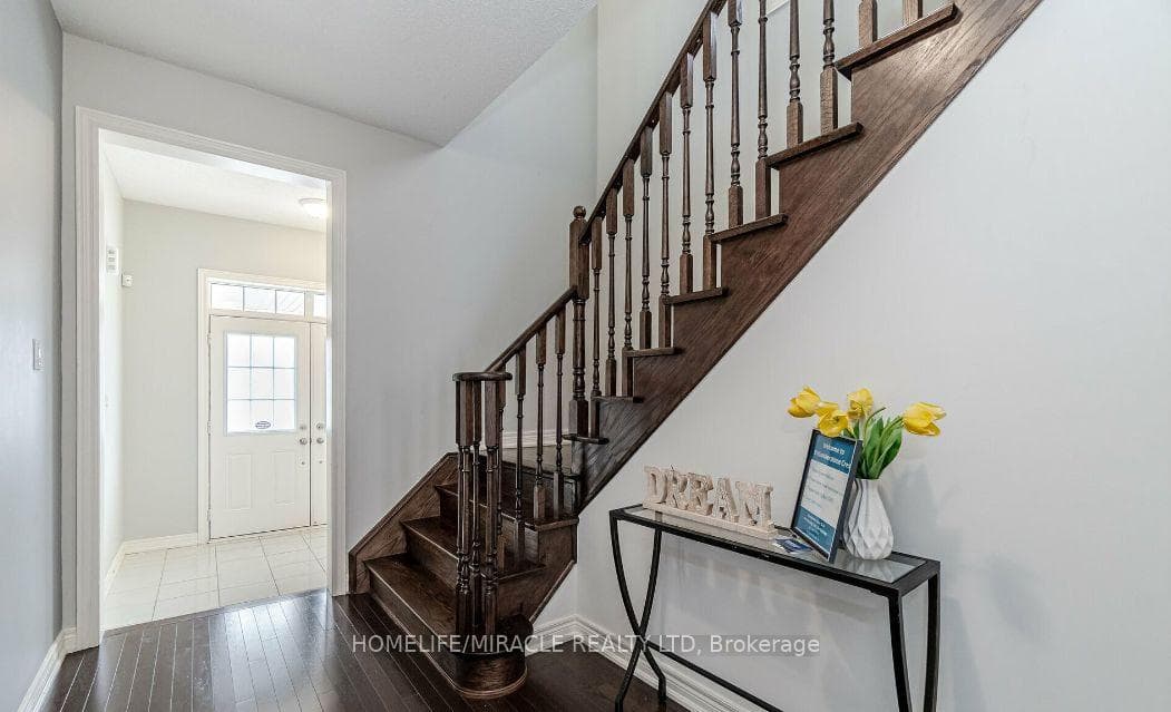 9 Humberstone Crescent photo 12