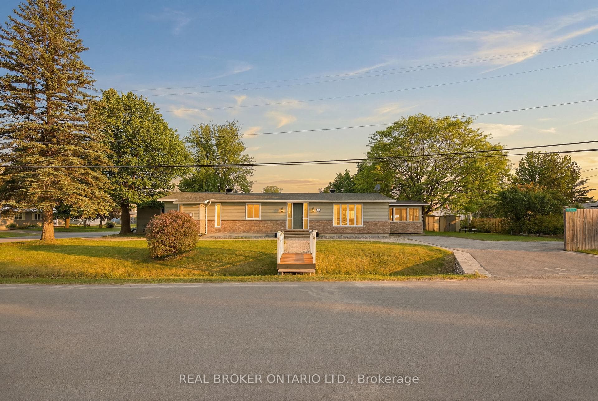 606 Lydia Street photo 2