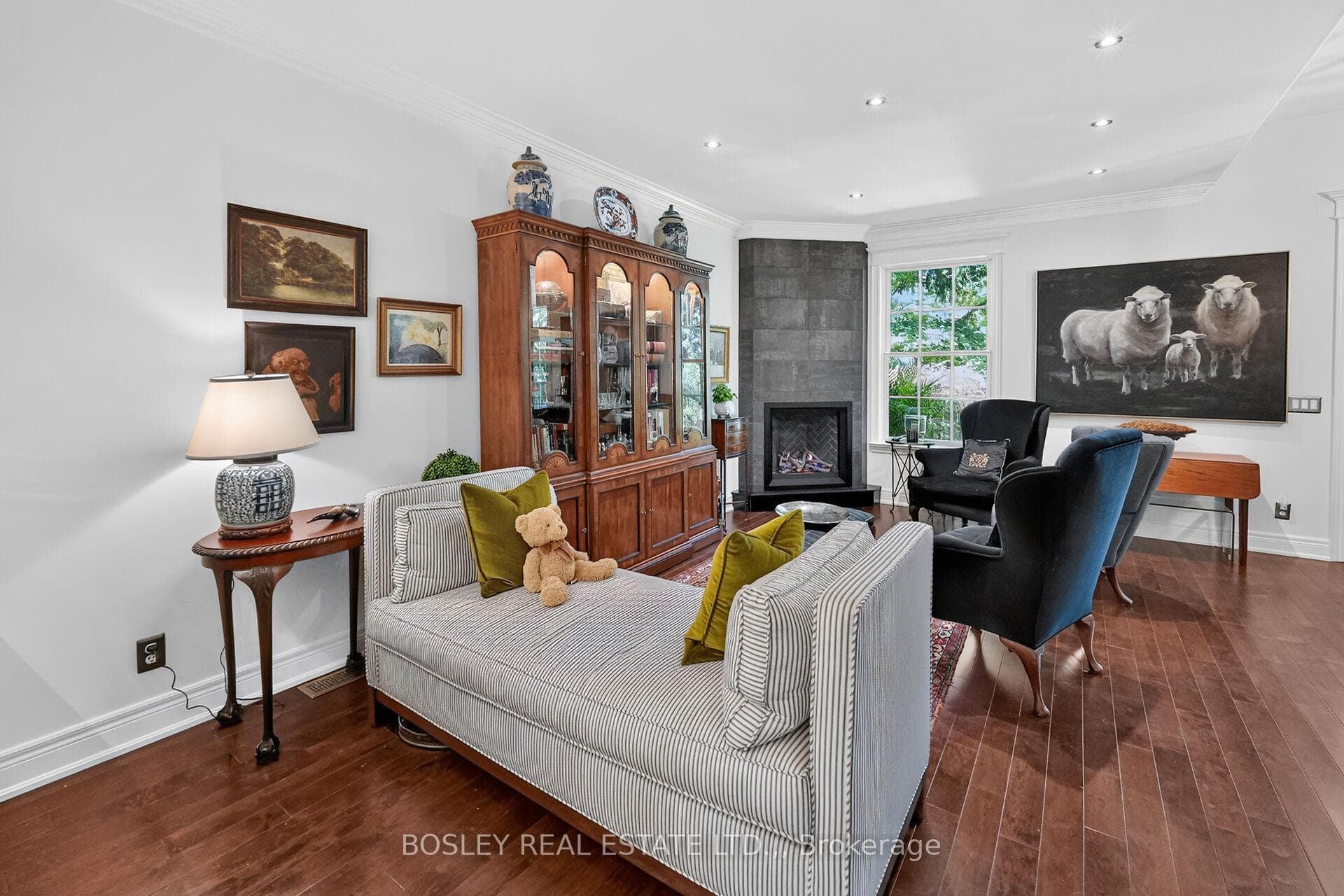 Bright living space with 10' ceiling and potlights