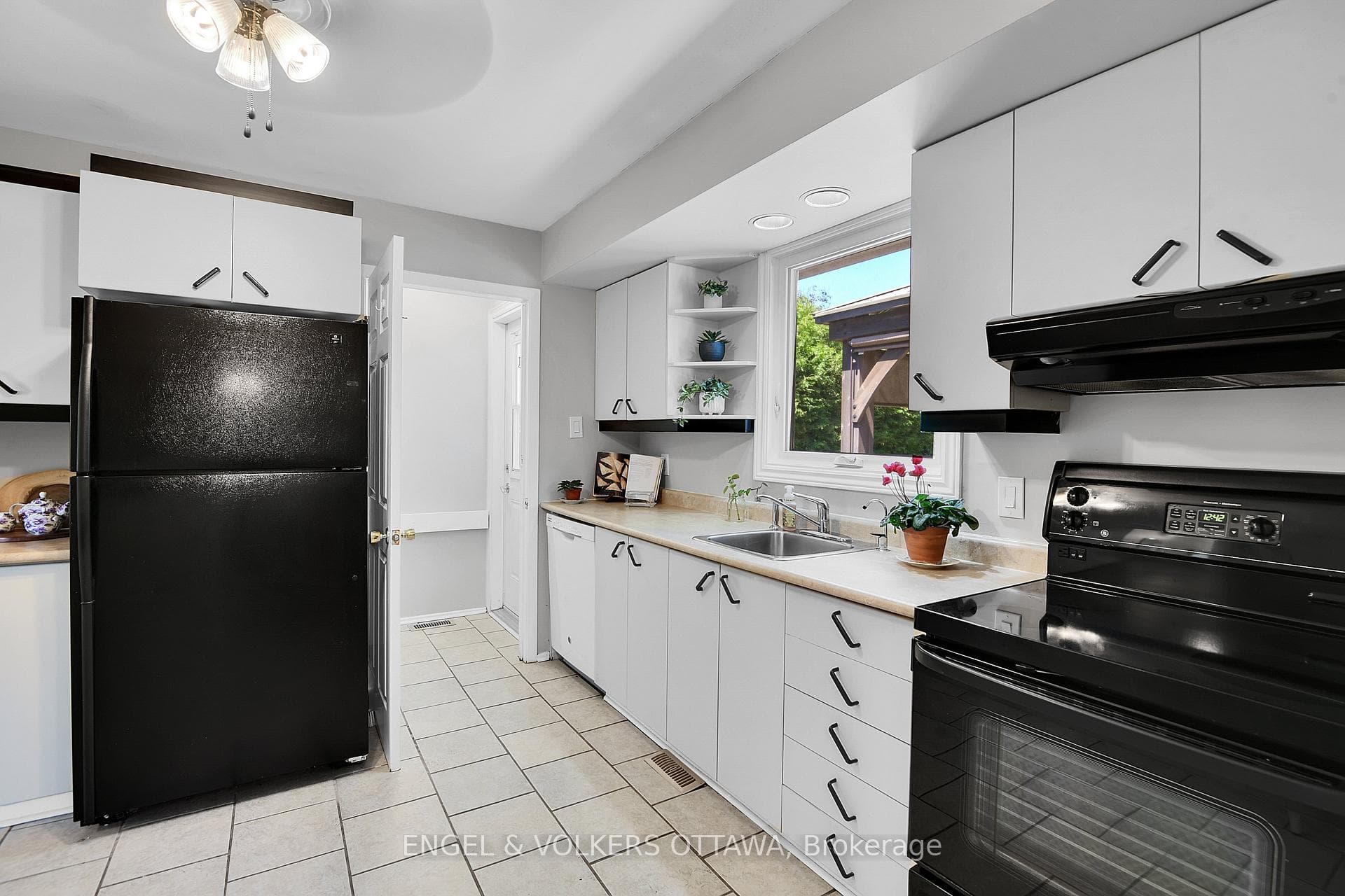 2123 Blue Jay Crescent photo 12