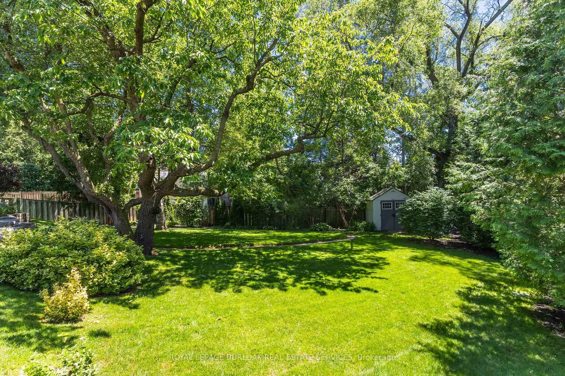 304 Oakwood Court photo 38