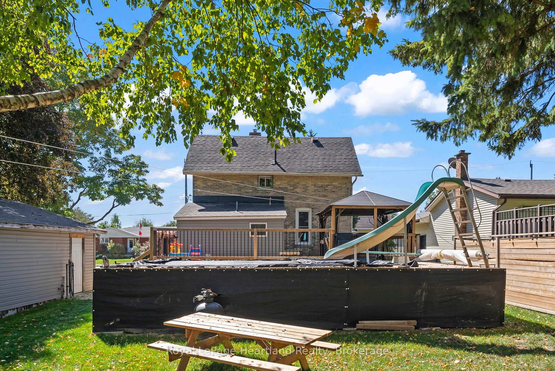 555 RAGLAN Street photo 40