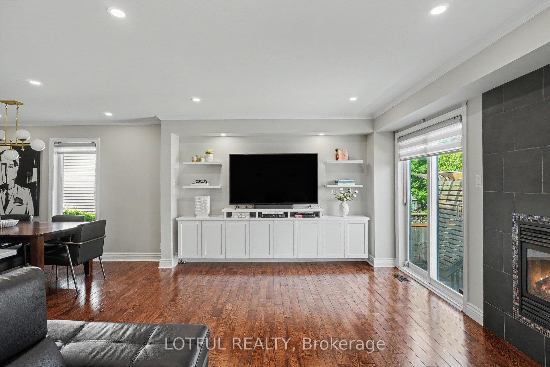 365 Riversedge Crescent photo 14