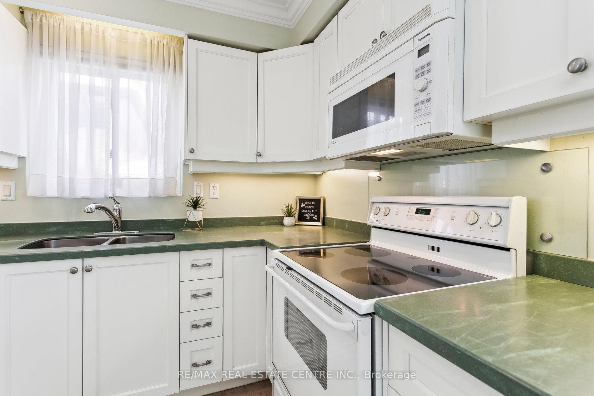 3566 Nadine Crescent photo 17