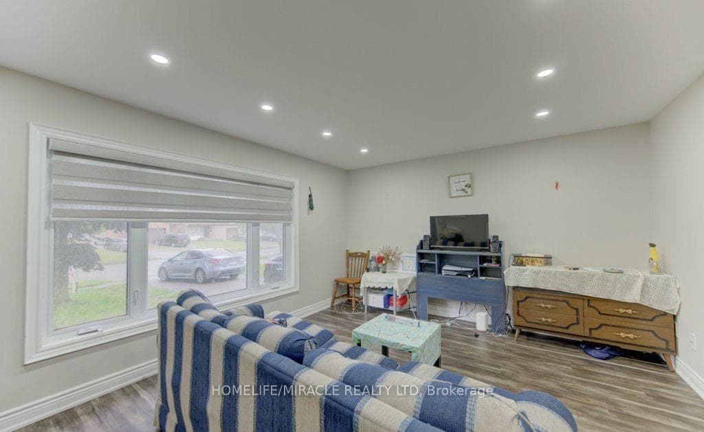 142 Cornerbrook Crescent photo 5