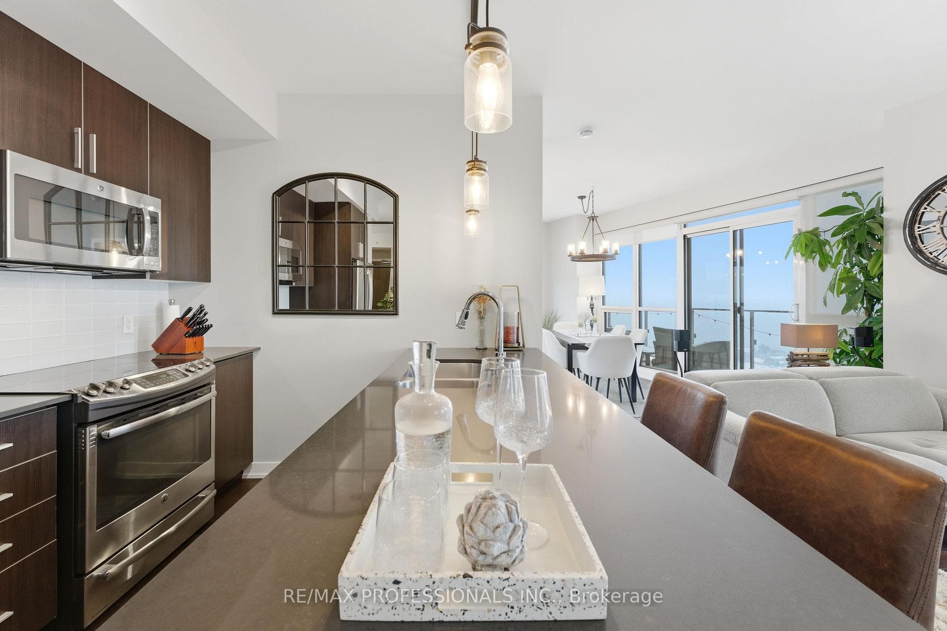 Large Kitchen Island & Breakfast Bar