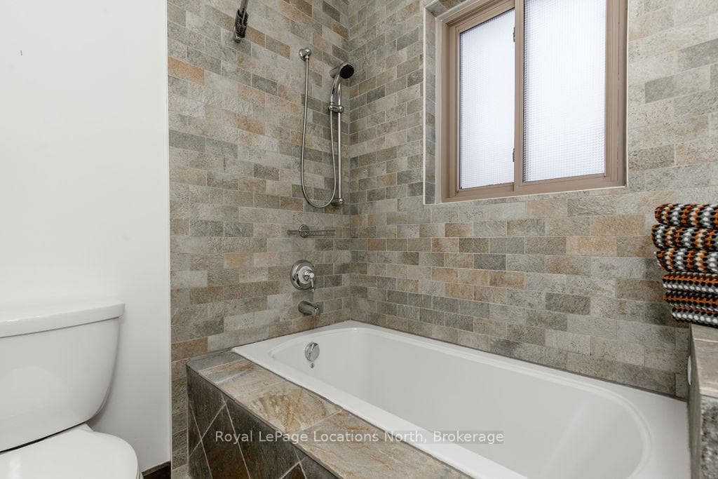 138 ST MORITZ Crescent photo 10