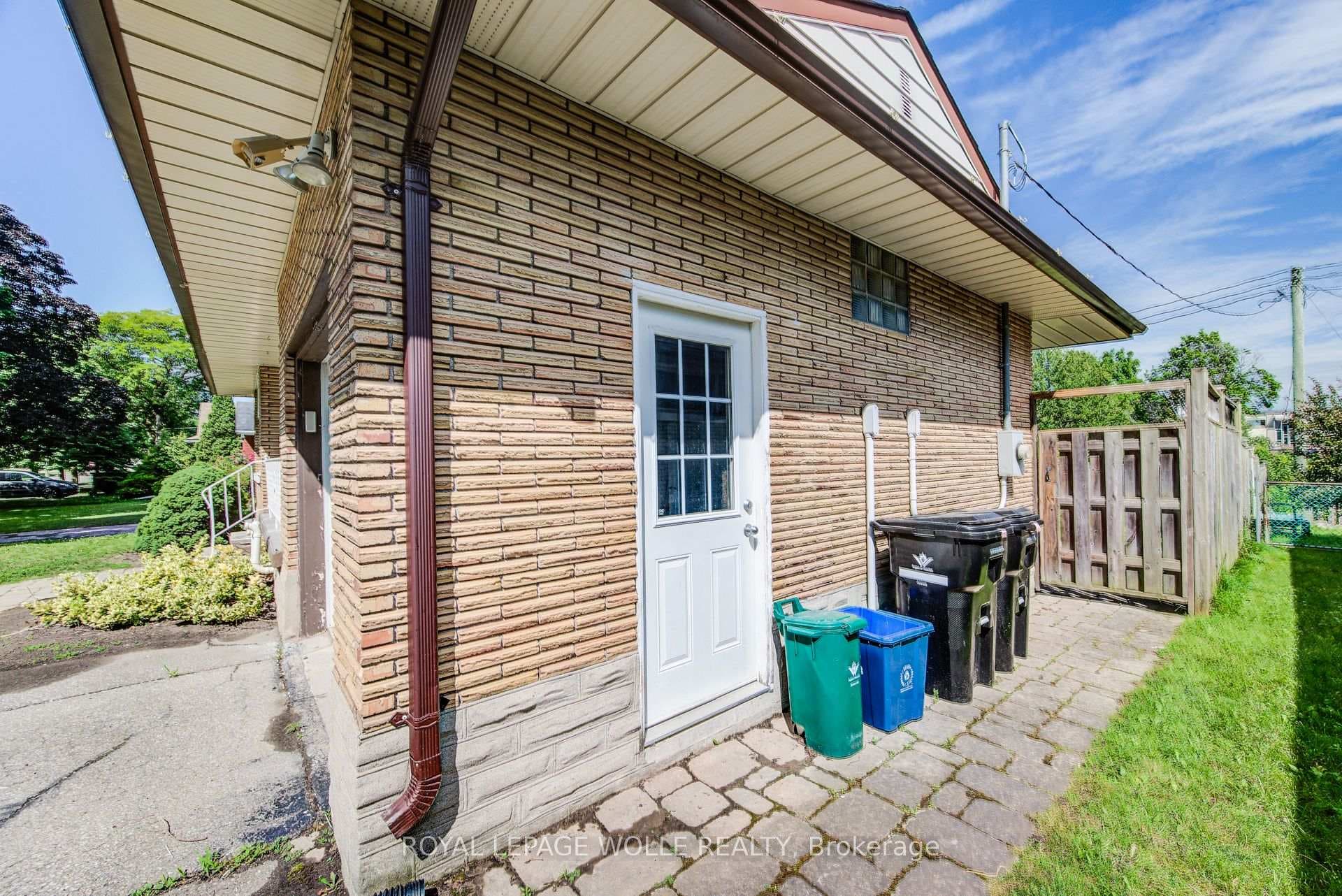 139 Elgin Crescent photo 44