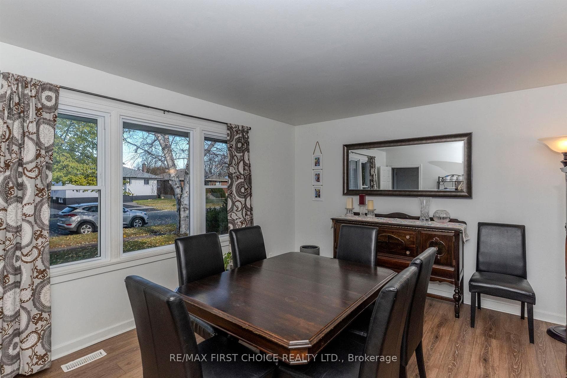 2218 Moodie Street photo 8