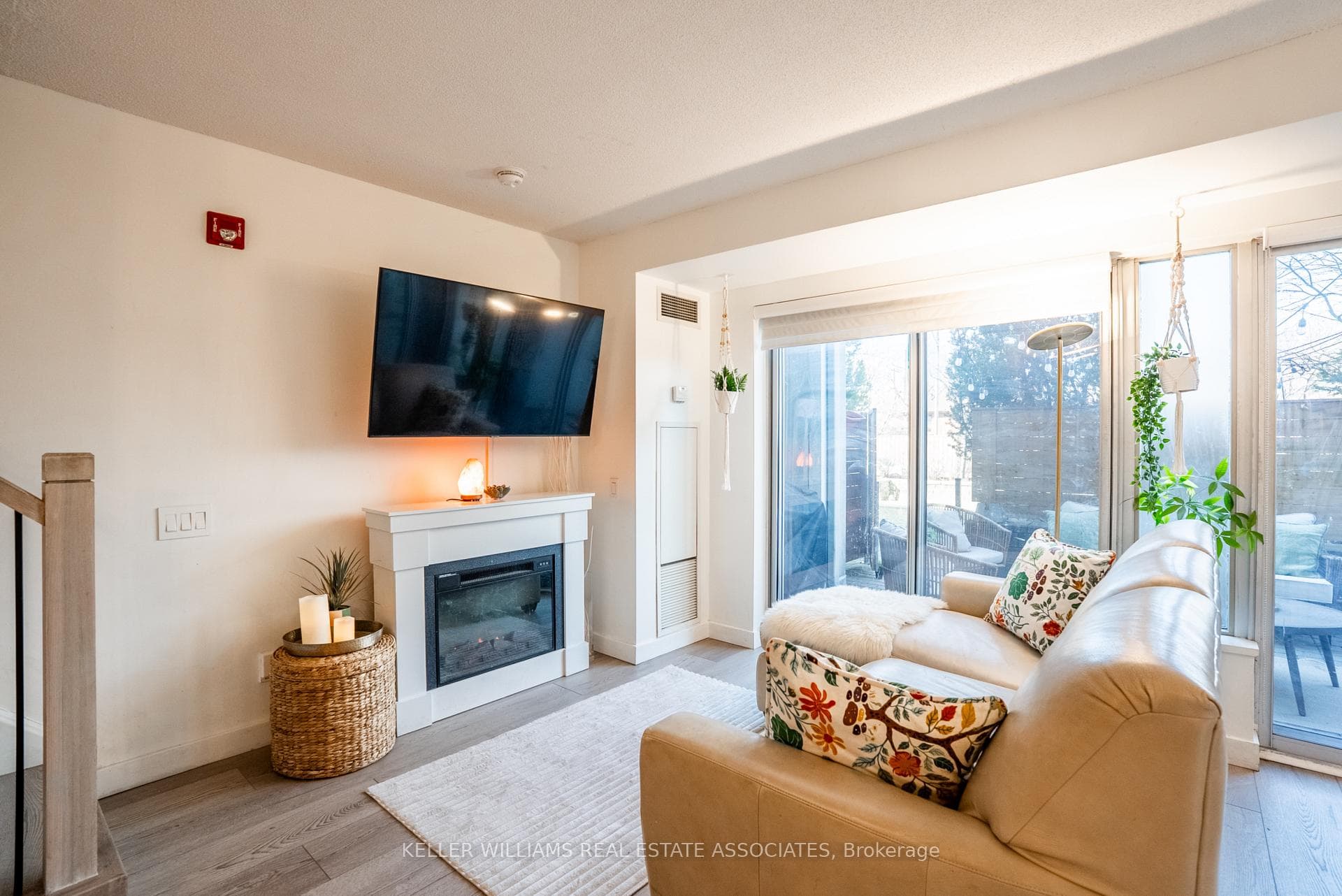 1040 The Queensway Avenue Unit 107 photo 15