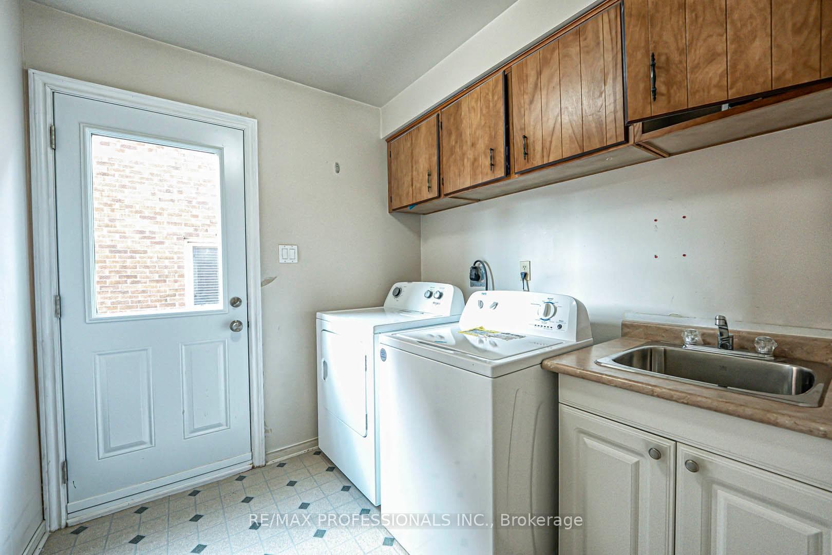3953 Selkirk Place photo 16
