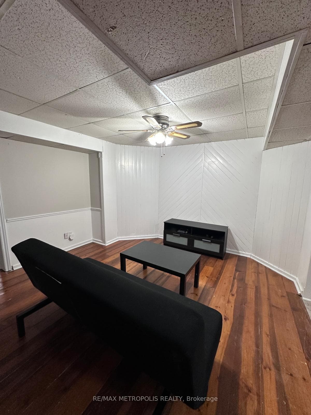 16 Morden Crescent Unit BSMT photo 3