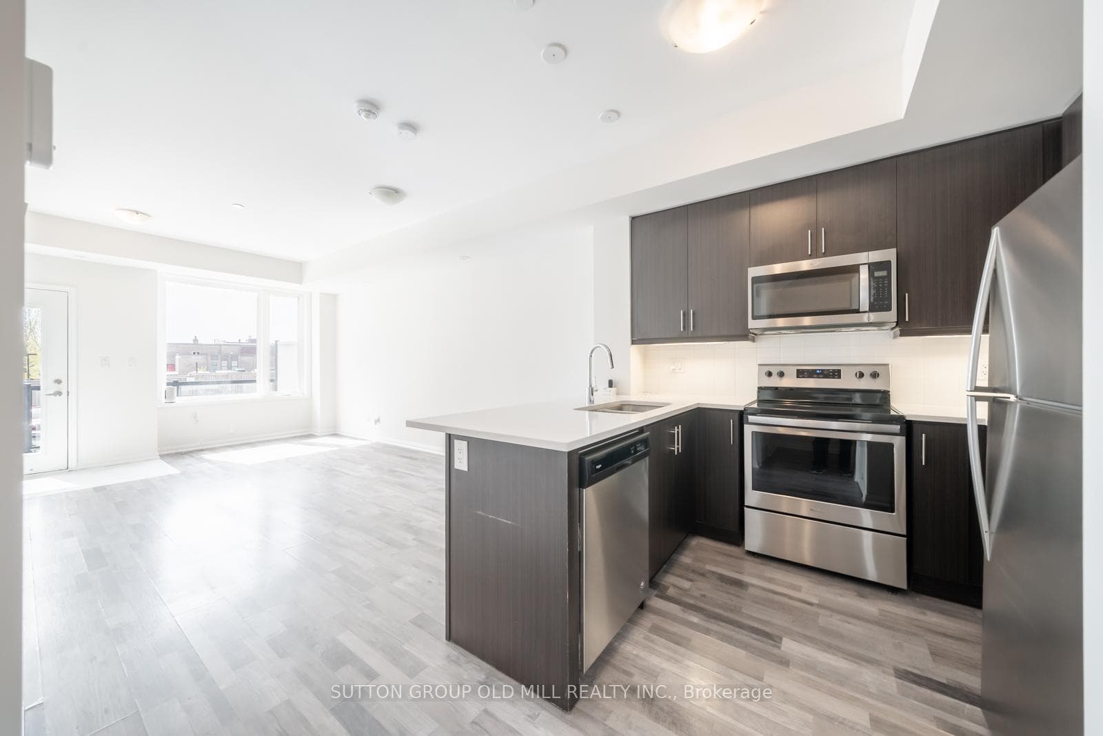 Modern kitchen w. stainless steel appliances
