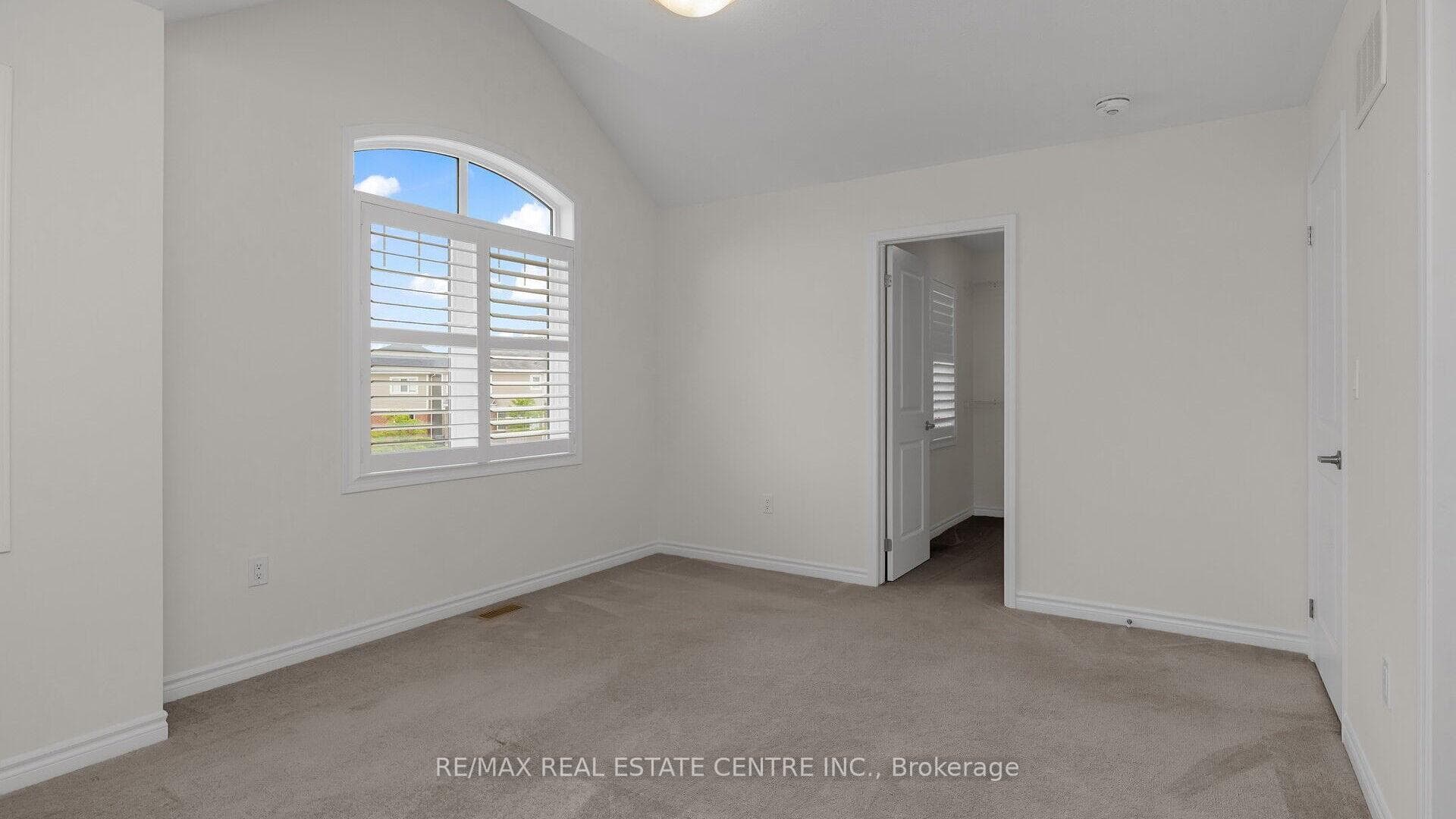 75 Wannamaker Crescent photo 44