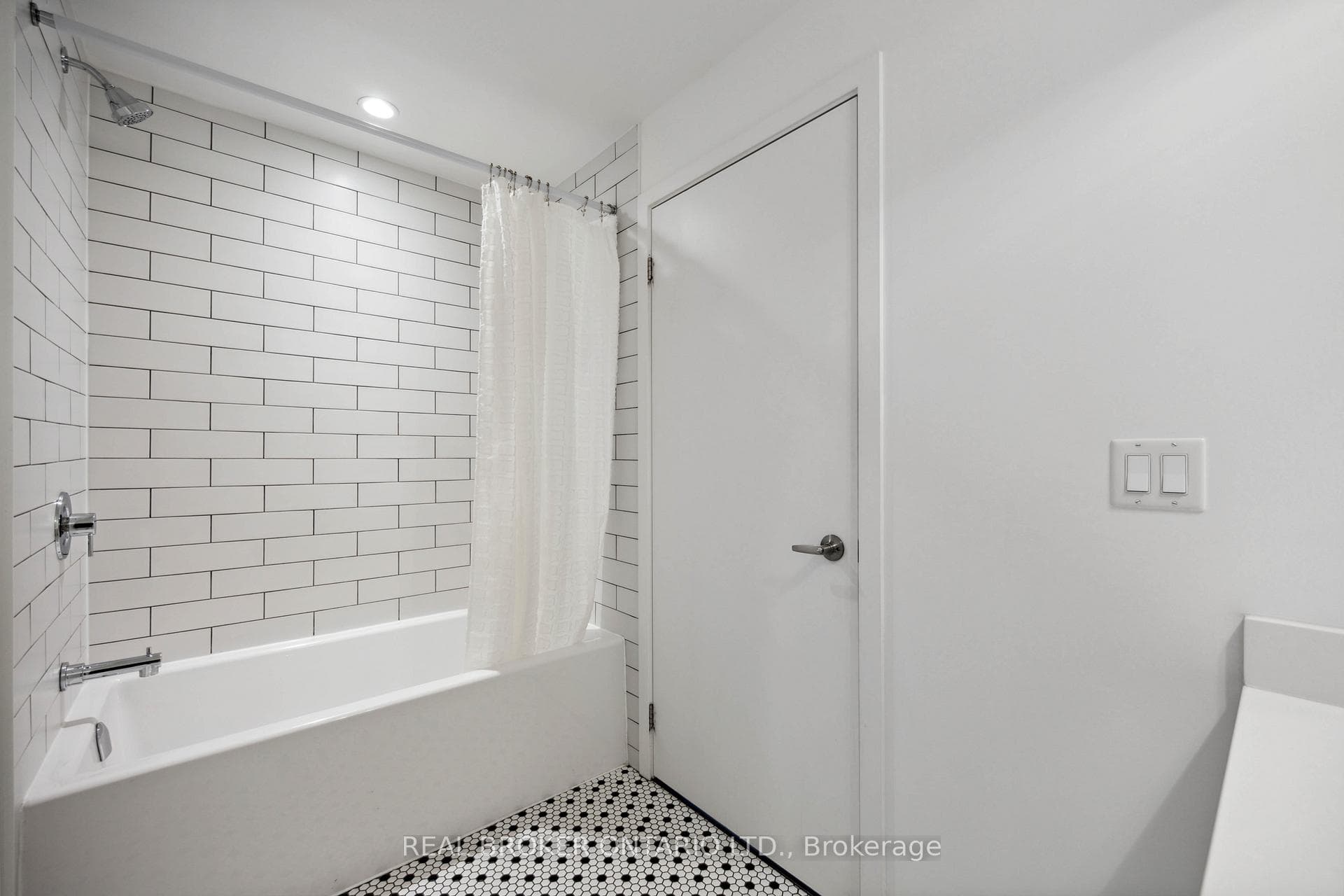 899 Queen Street Unit 409 photo 21
