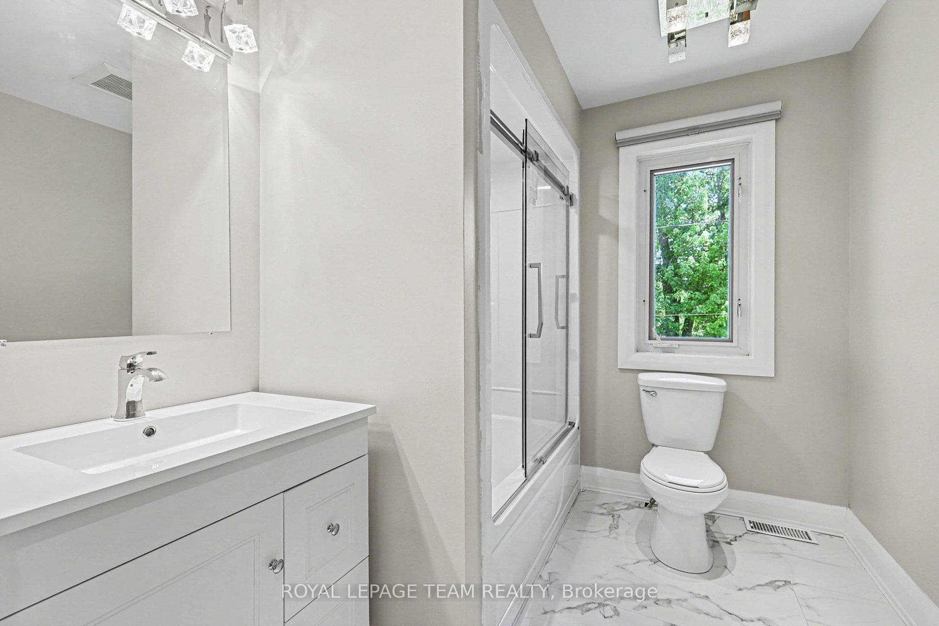 Full main bathroom