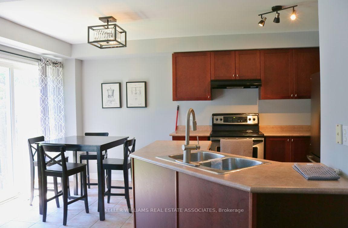 149 Mowat Crescent photo 8