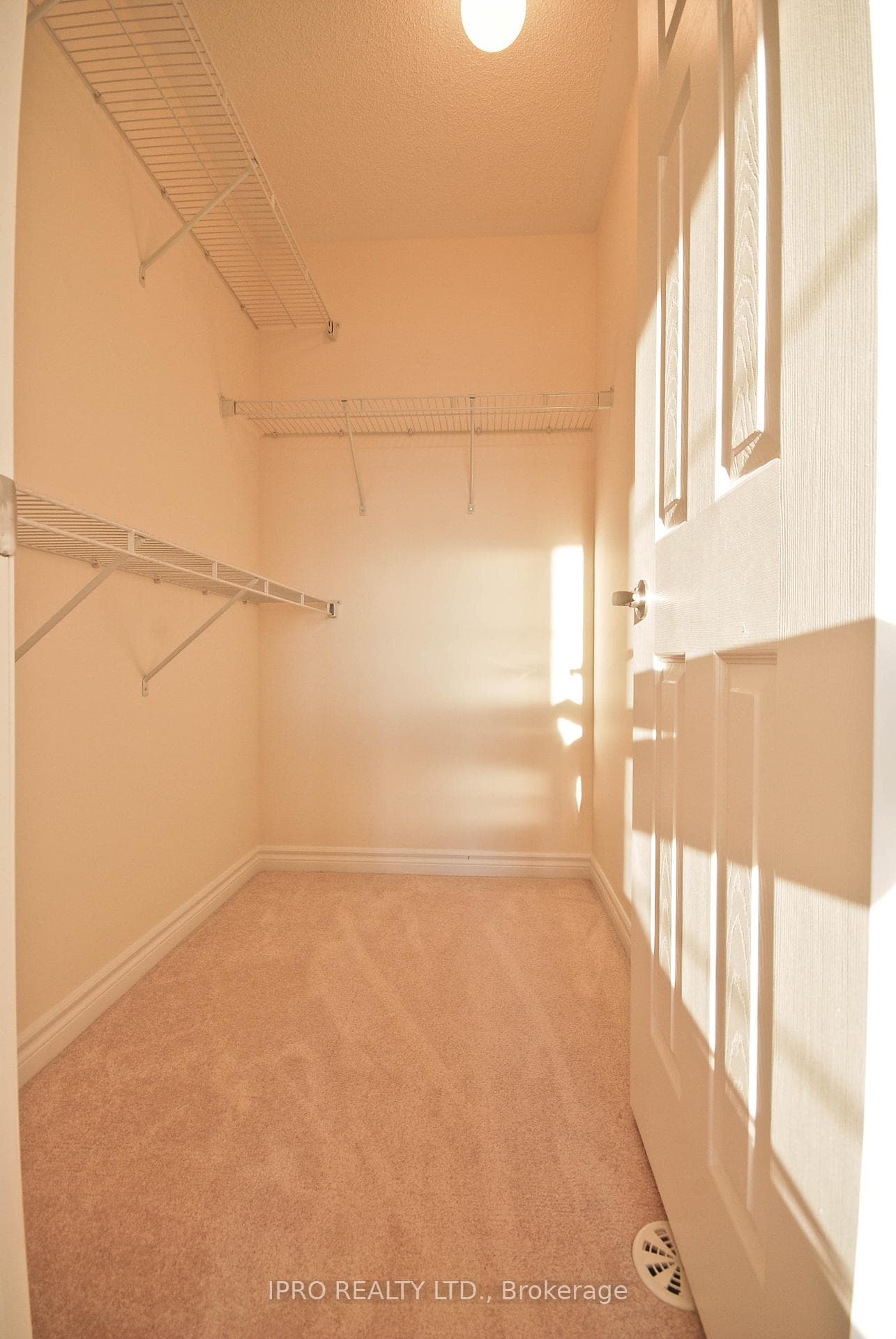 1670 Clitherow Street photo 11