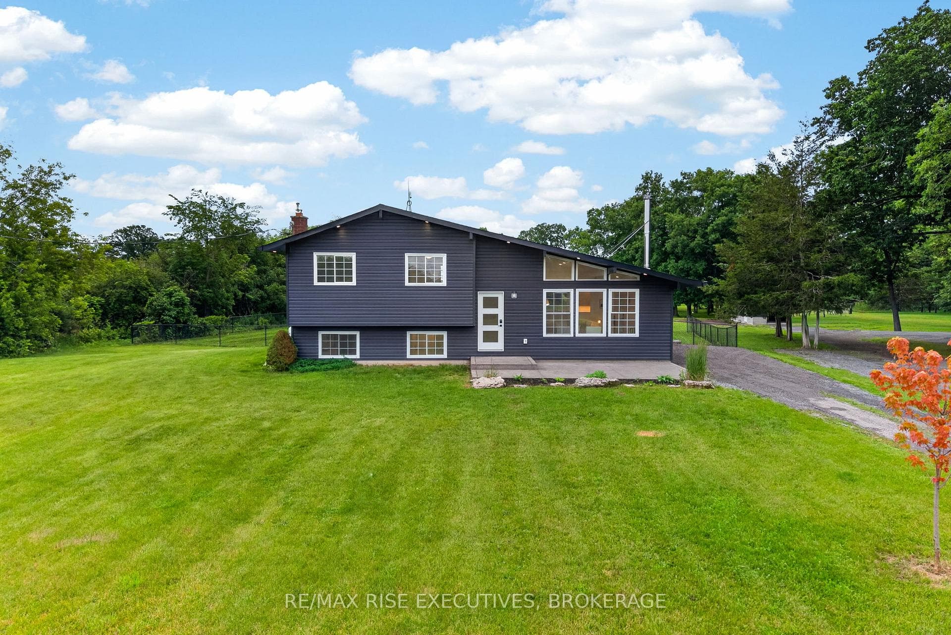 252 Hambly Road photo 2