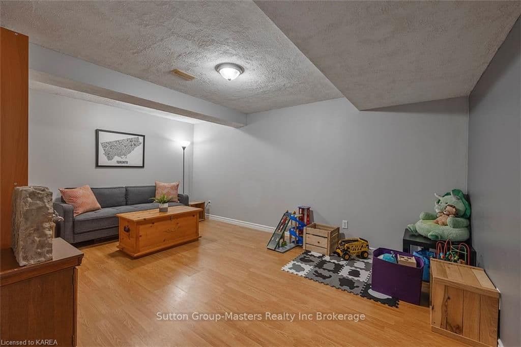 386 COOKE Crescent photo 28