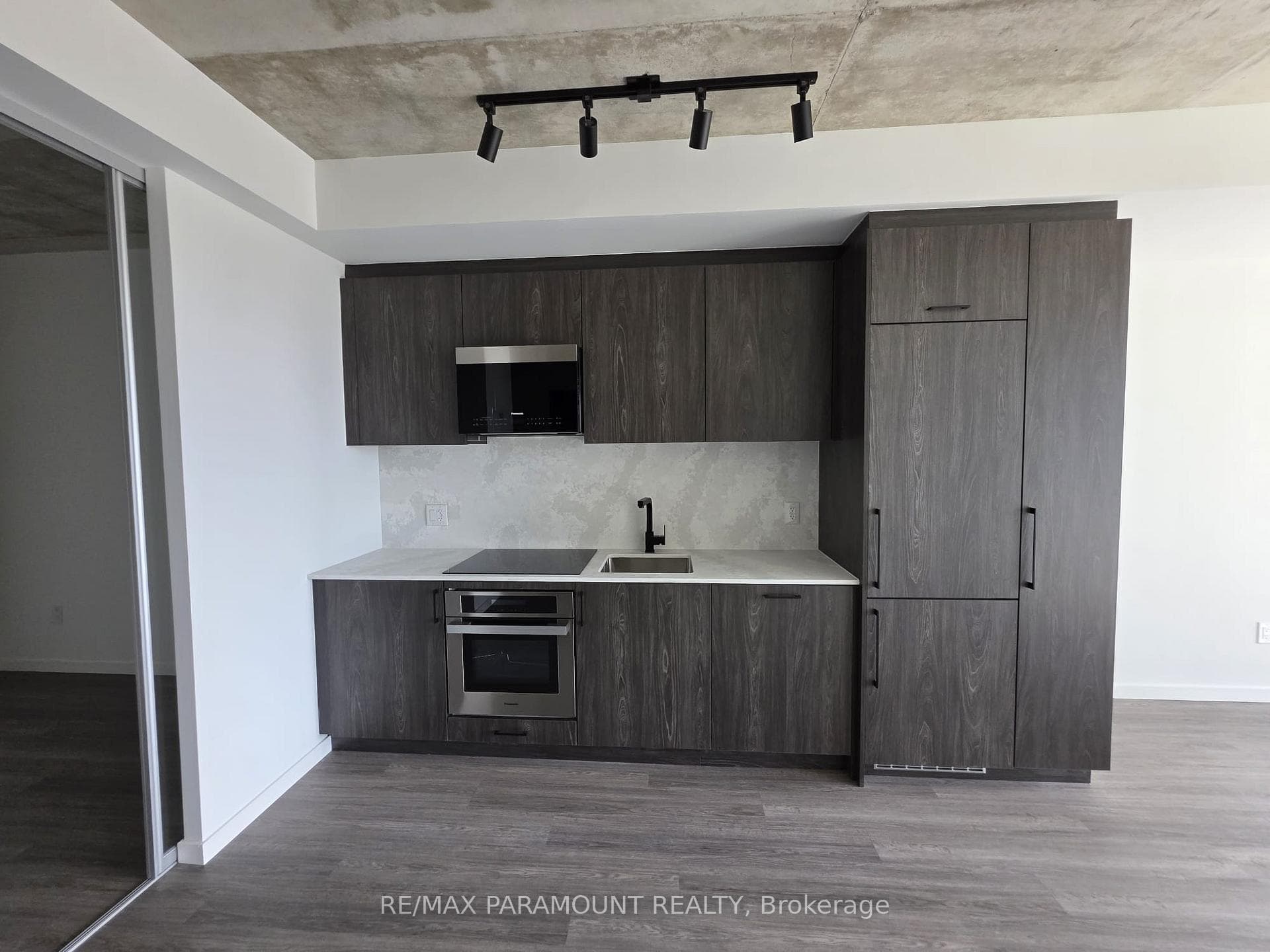 689 The Queensway Drive Unit 402 photo 17
