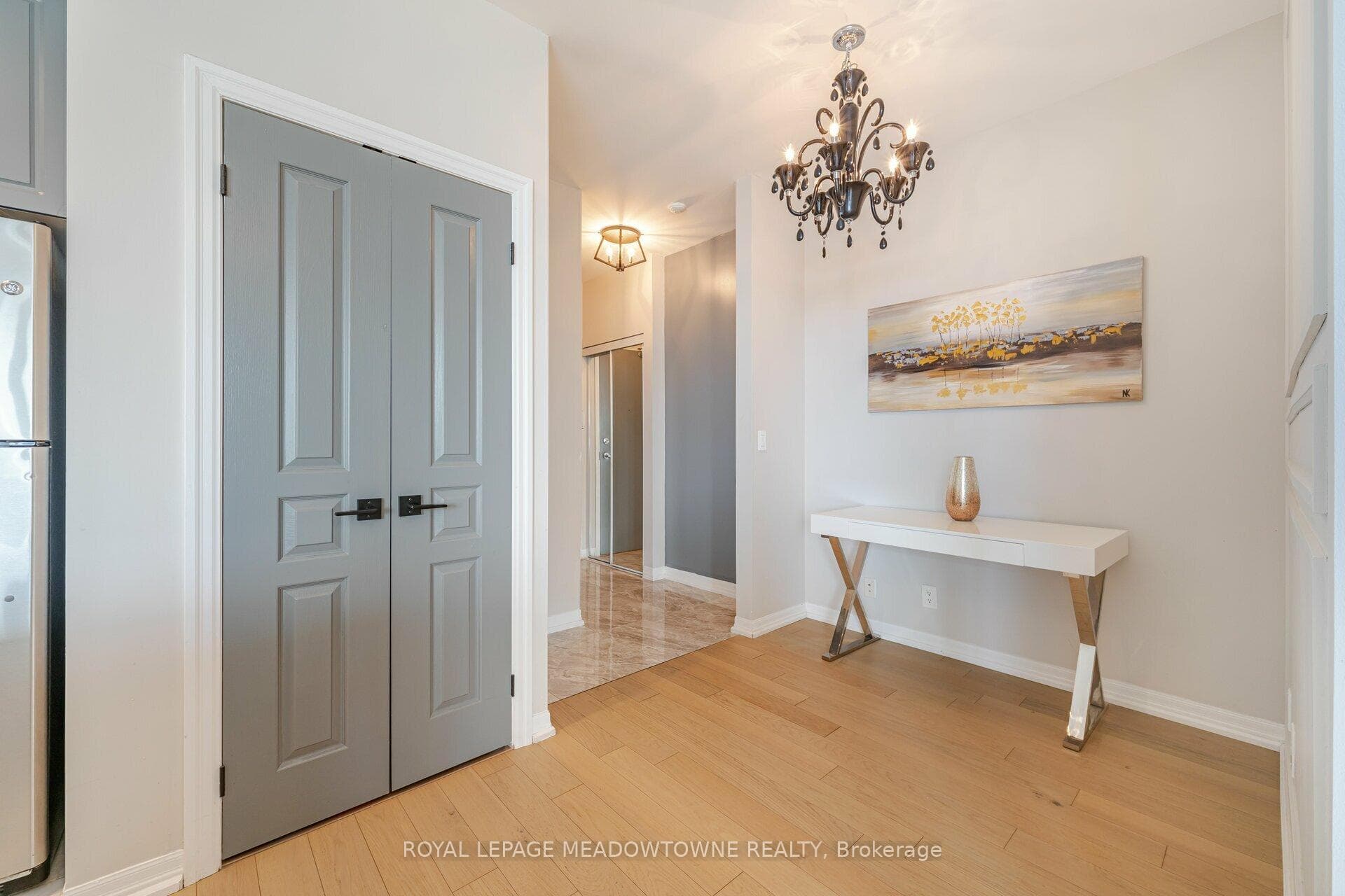 220 Burnhamthorpe Road Unit 2409 photo 6