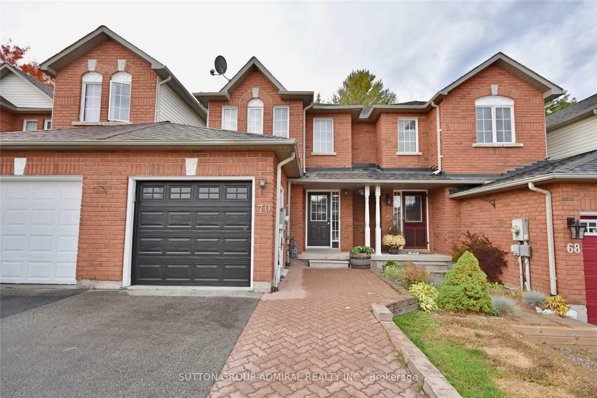 70 Hawthorne Crescent Unit Upper photo 2