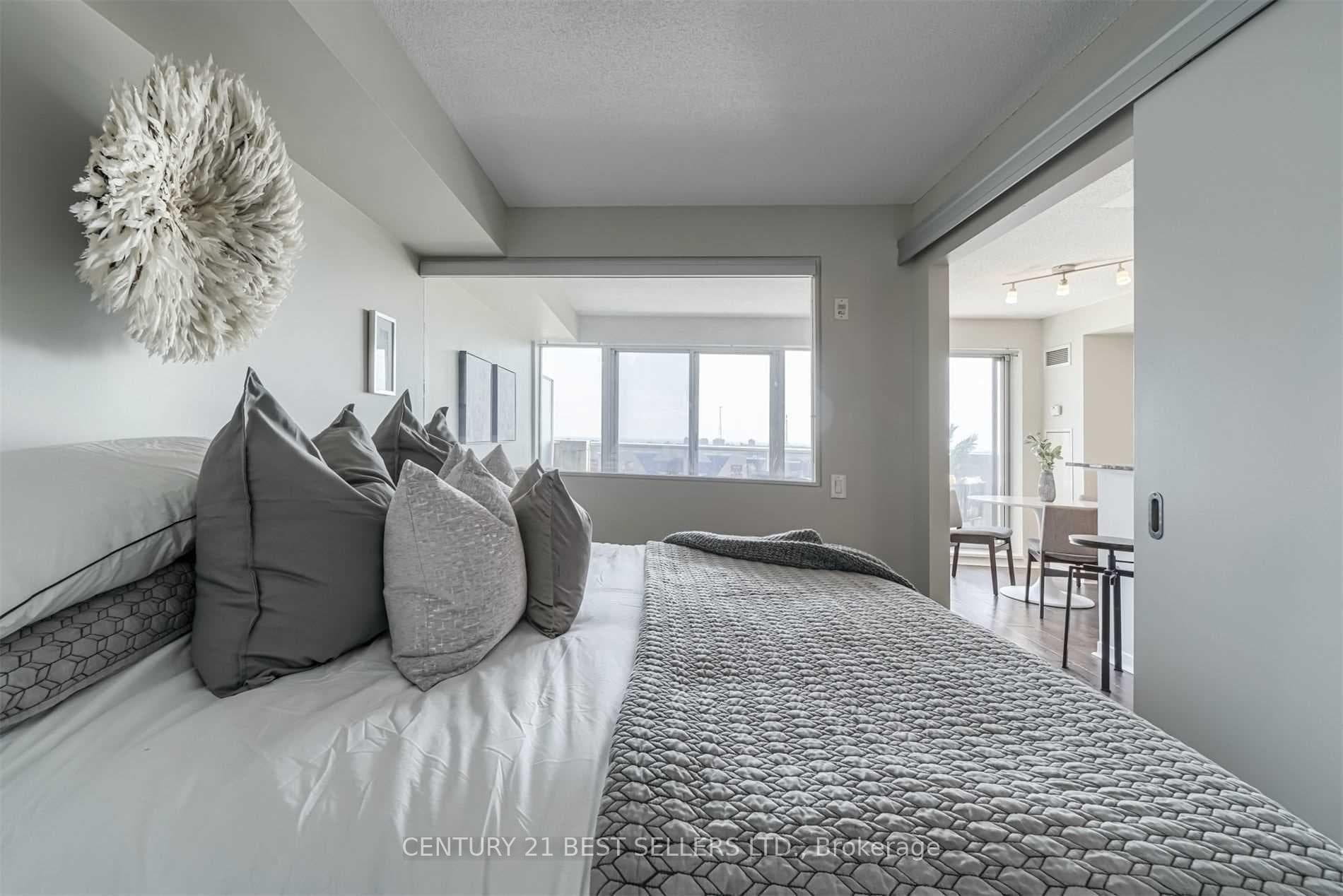 1040 The Queensway N/A Unit 715 photo 14
