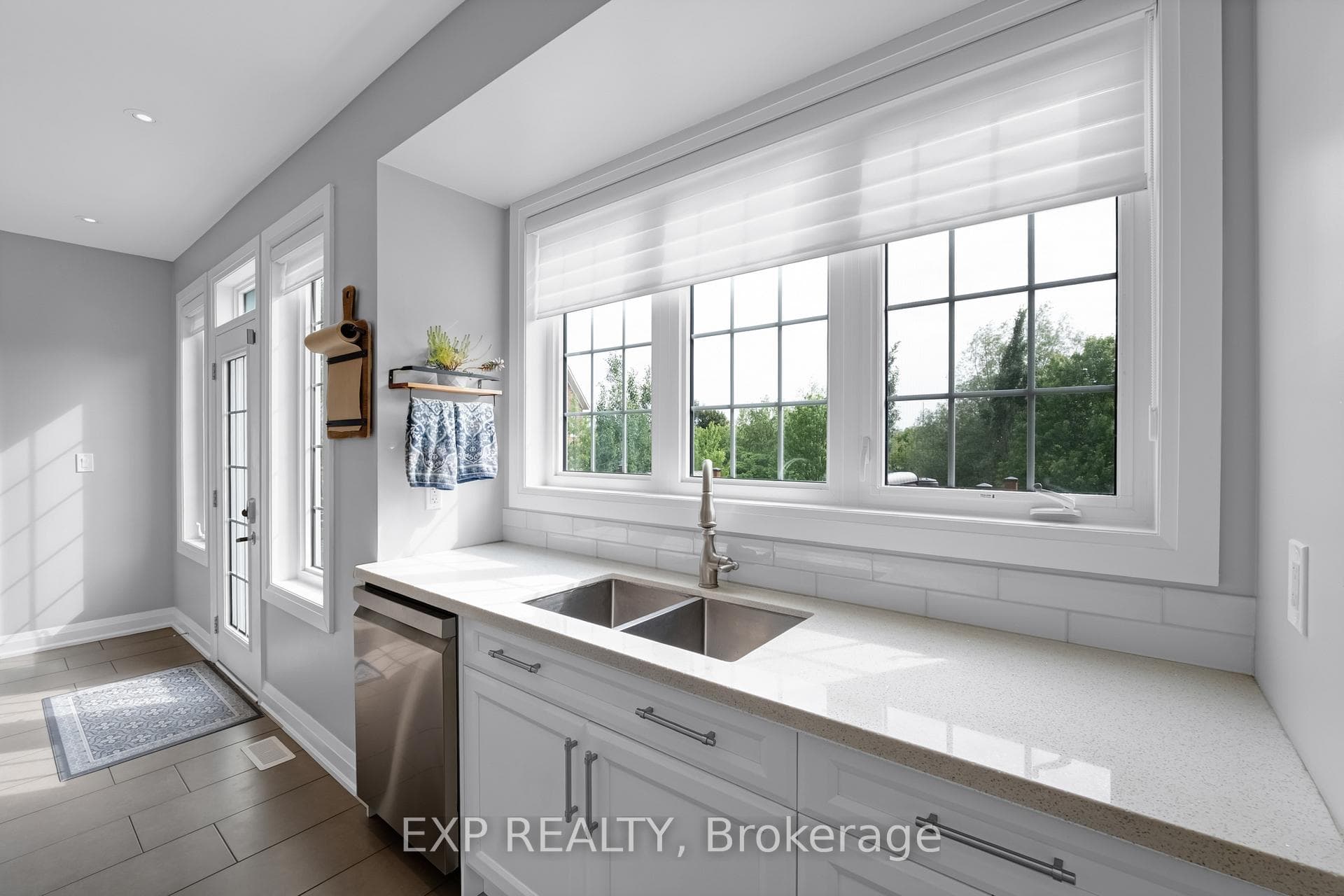 156 Degraaf Crescent photo 13