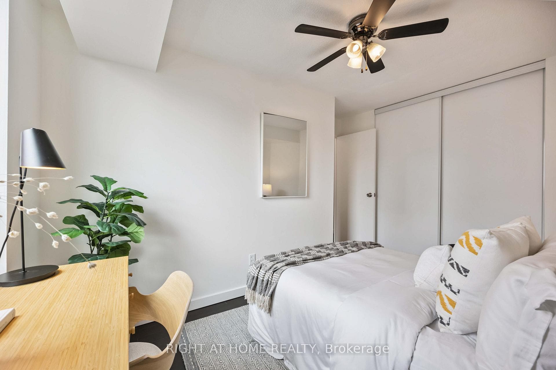 77 Maitland Place Unit 1906 photo 17