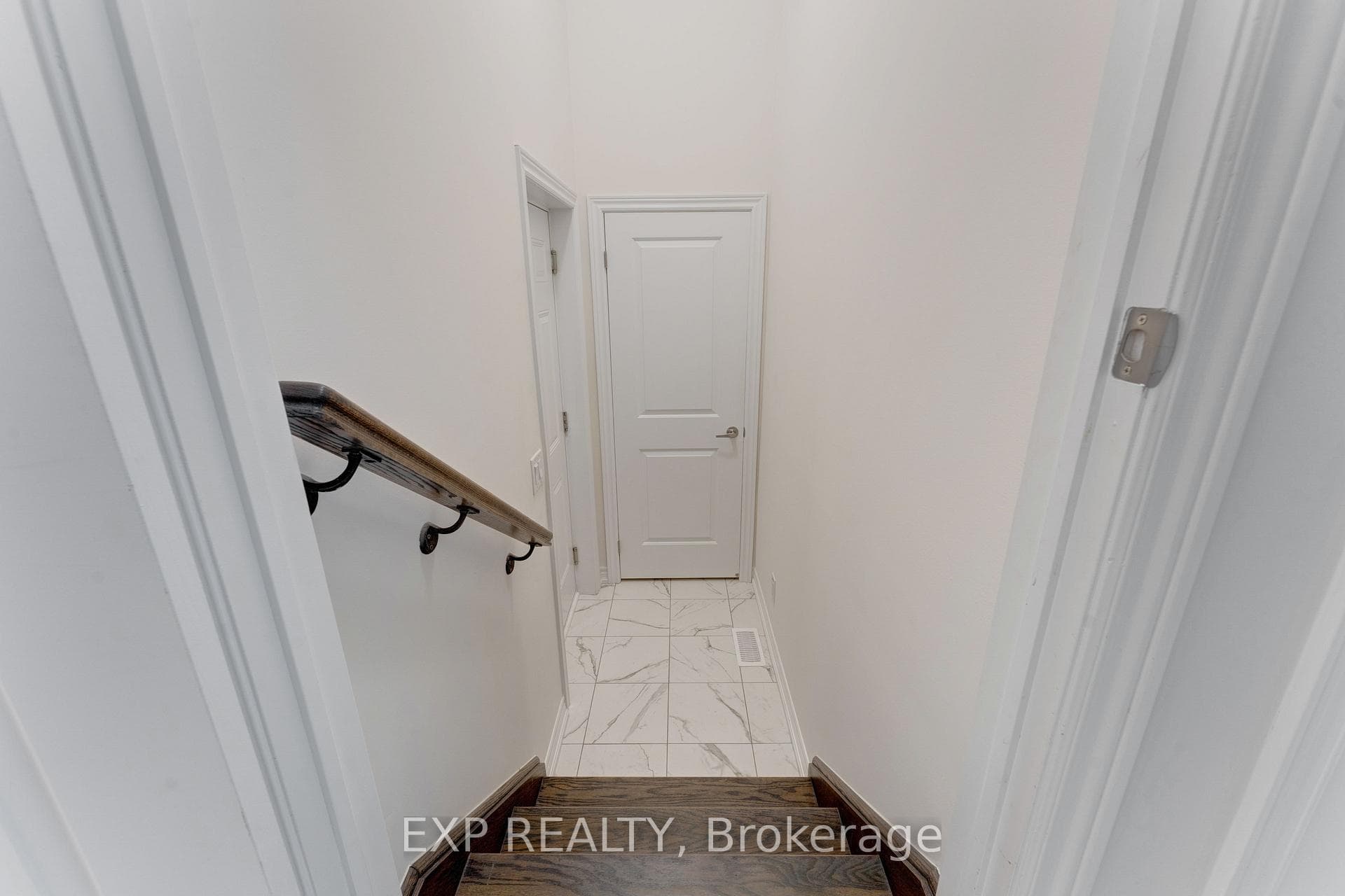 8 Roywood Street photo 37
