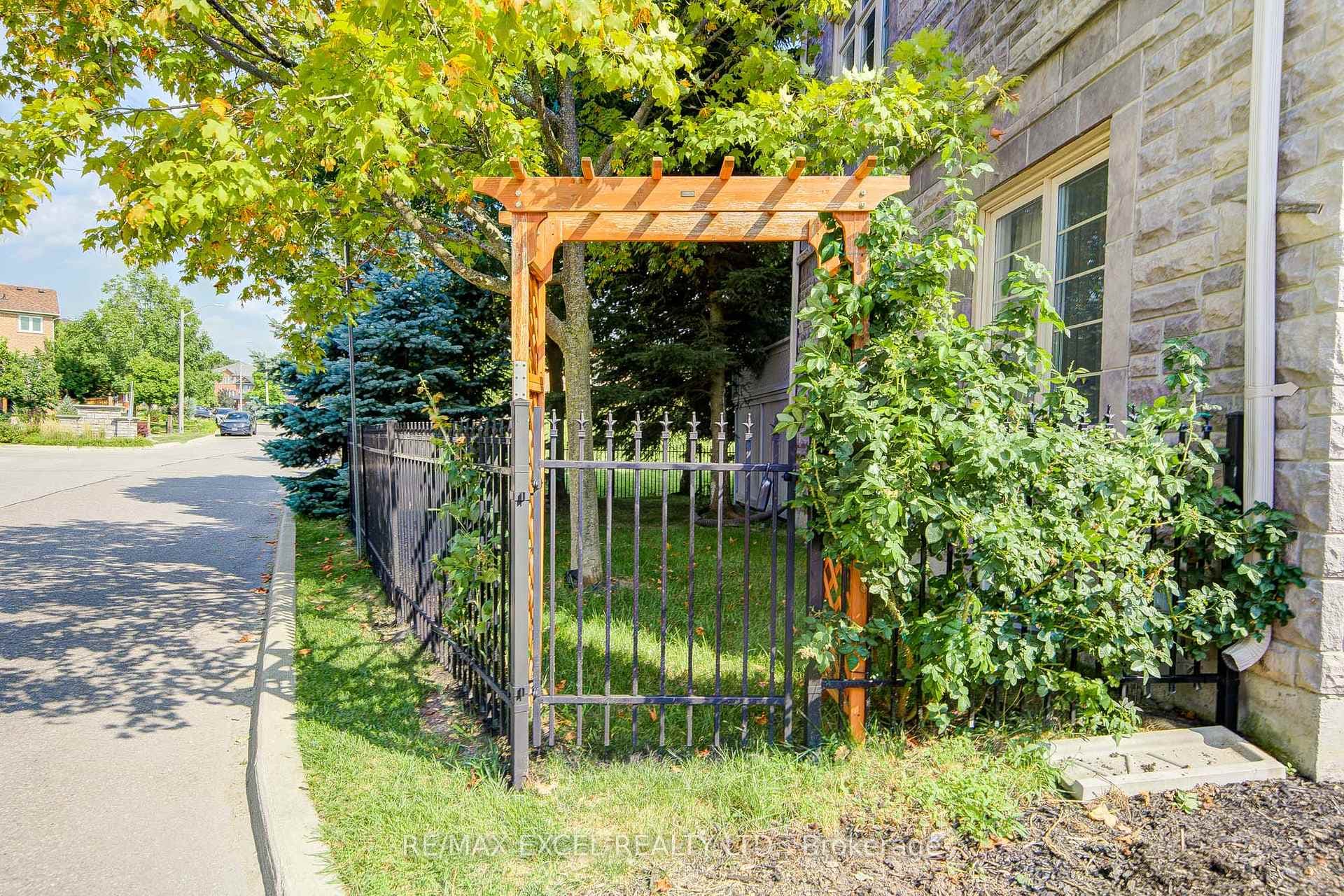 144 Chapman Court photo 39