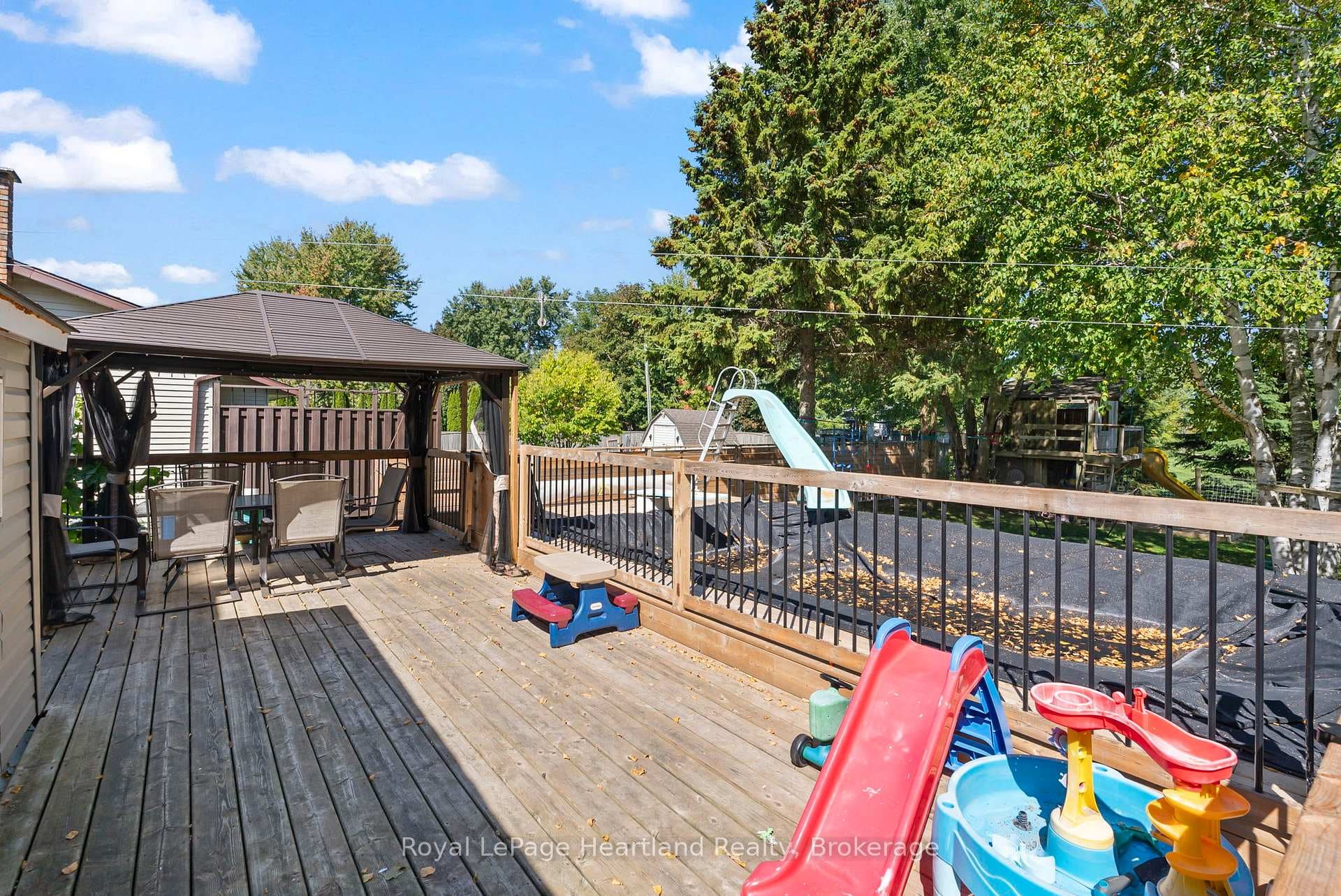 555 RAGLAN Street photo 34