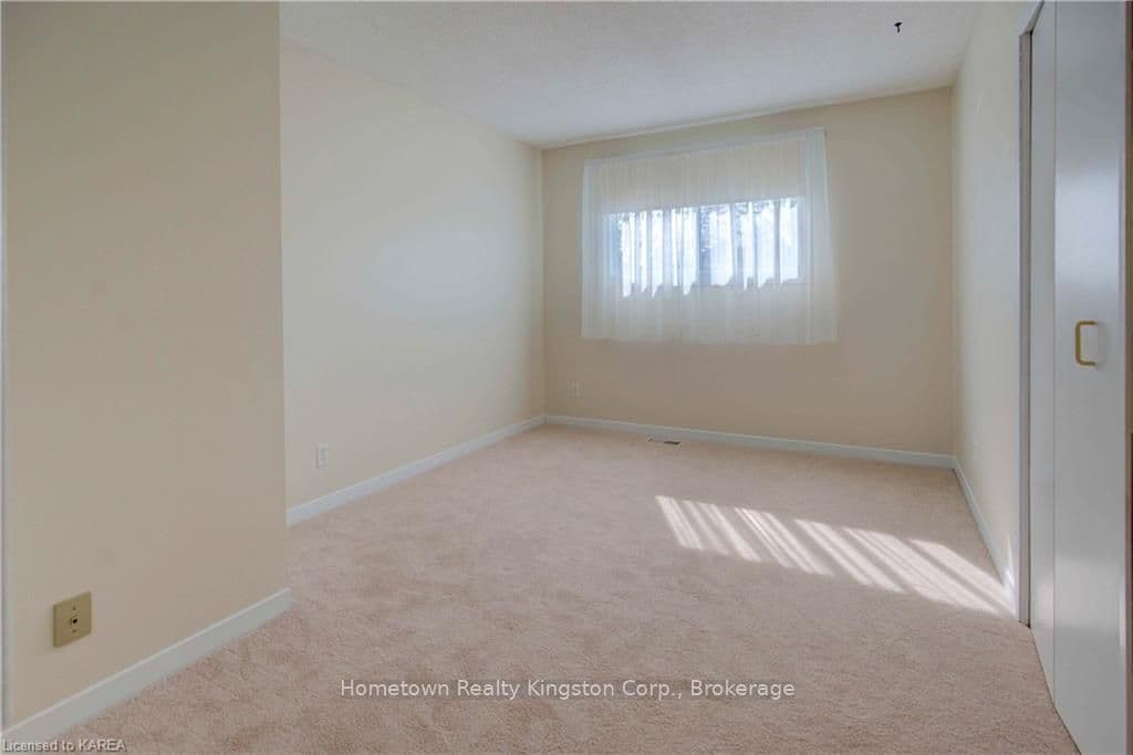 372 CARRIE Crescent photo 14