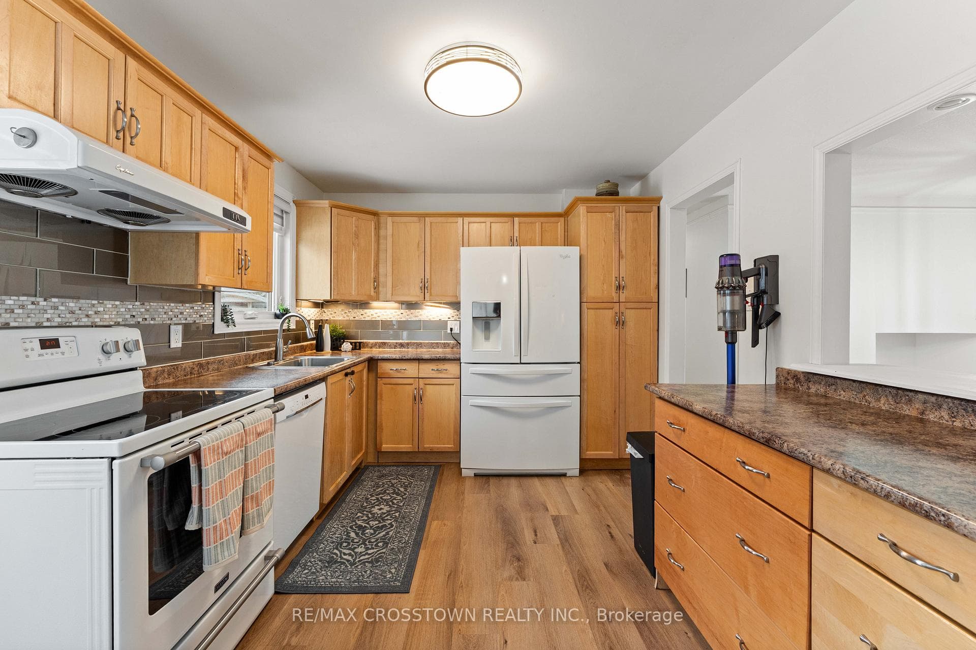 226 Thornton Avenue photo 8
