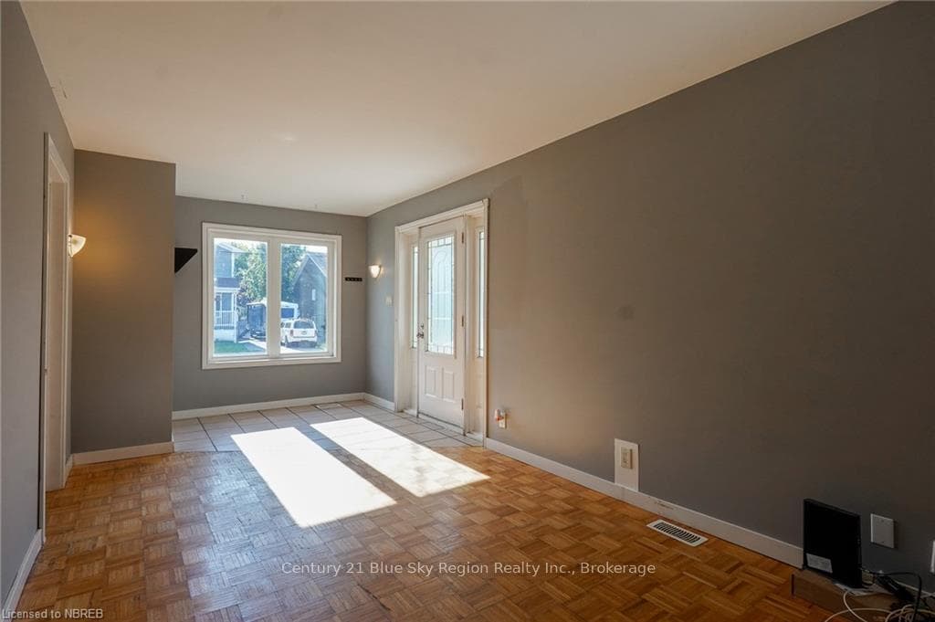 653 DOUGLAS Street photo 9