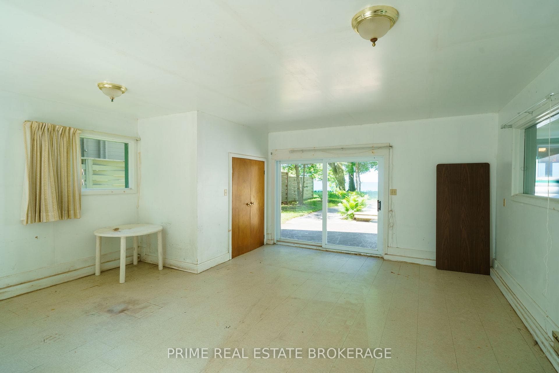 385 sf insulated bunkie w/ hydro and lake views