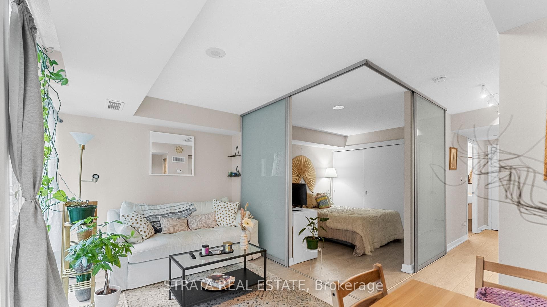 126 Simcoe Street Unit 402 photo 8