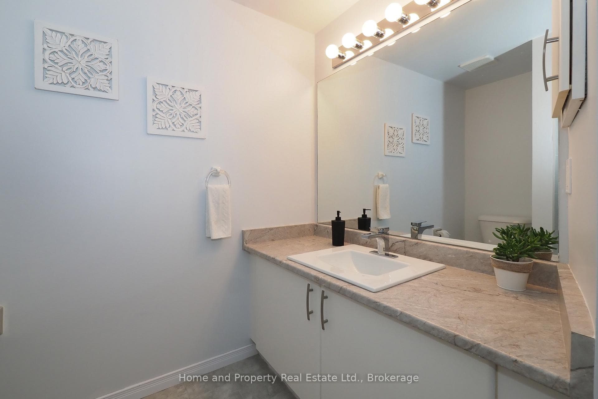 Large vanity w/ full sized mirror in 4-pc bathroom