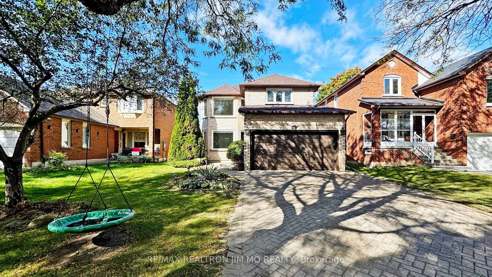 32 Parklawn Crescent photo 2