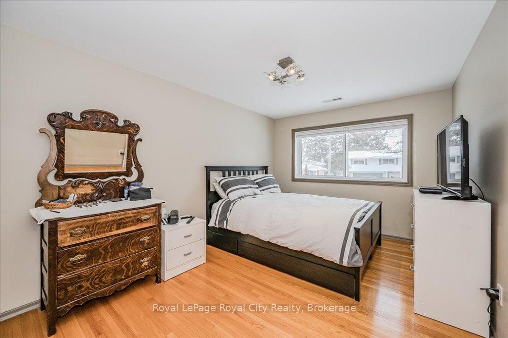 16 Westminster Avenue photo 19