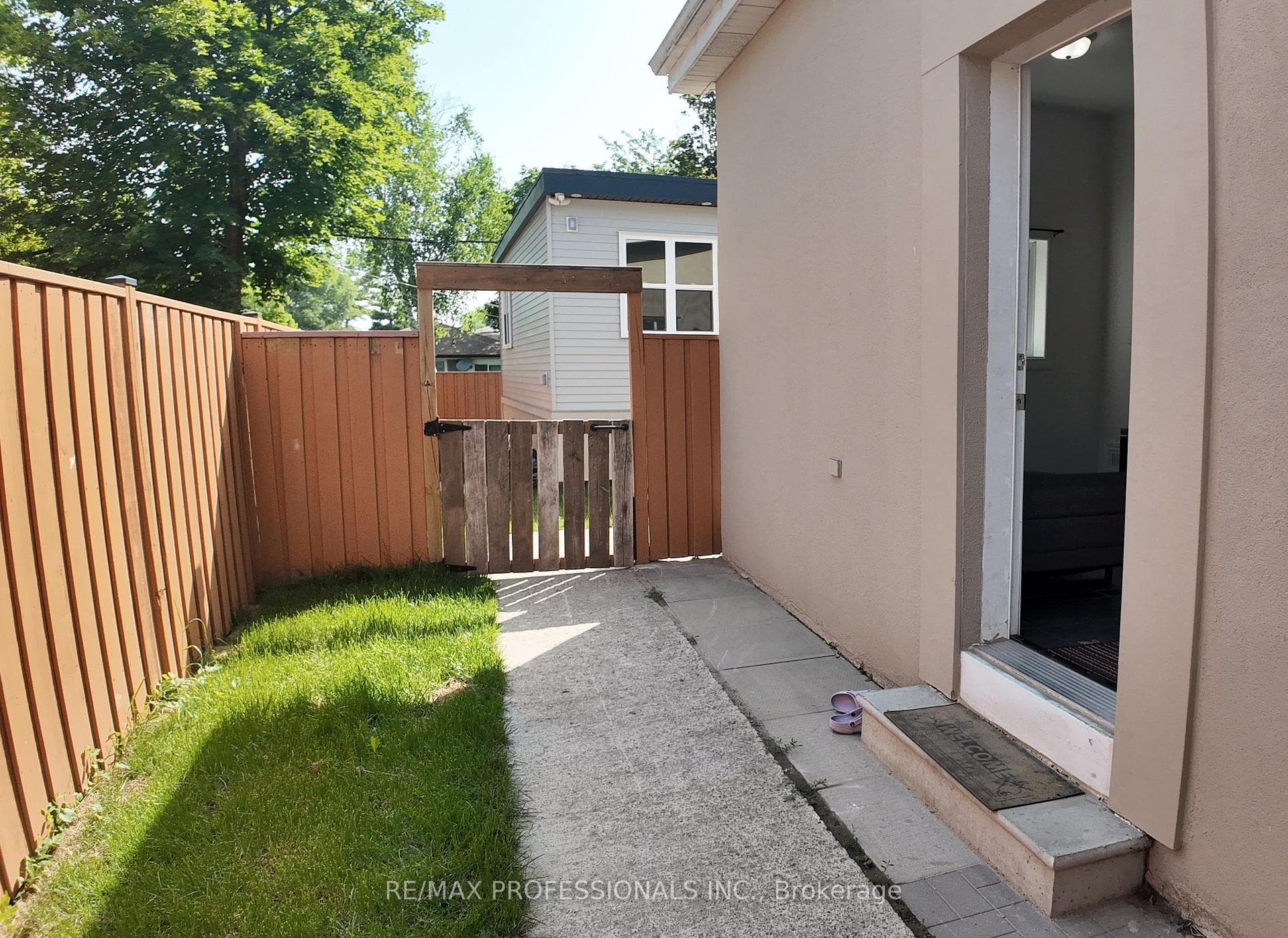 5 Farmbrook Road Unit B photo 2