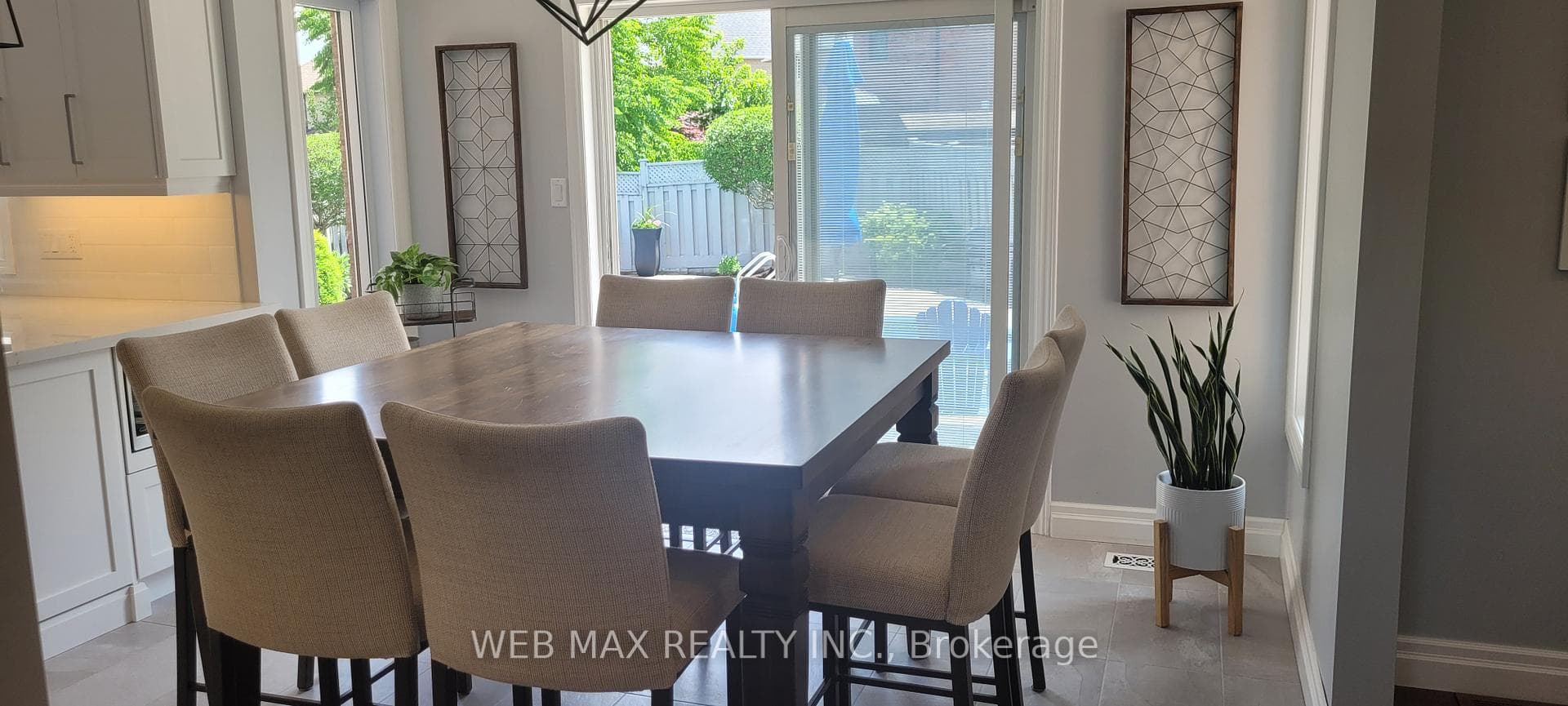 Breakfast area combined with family room