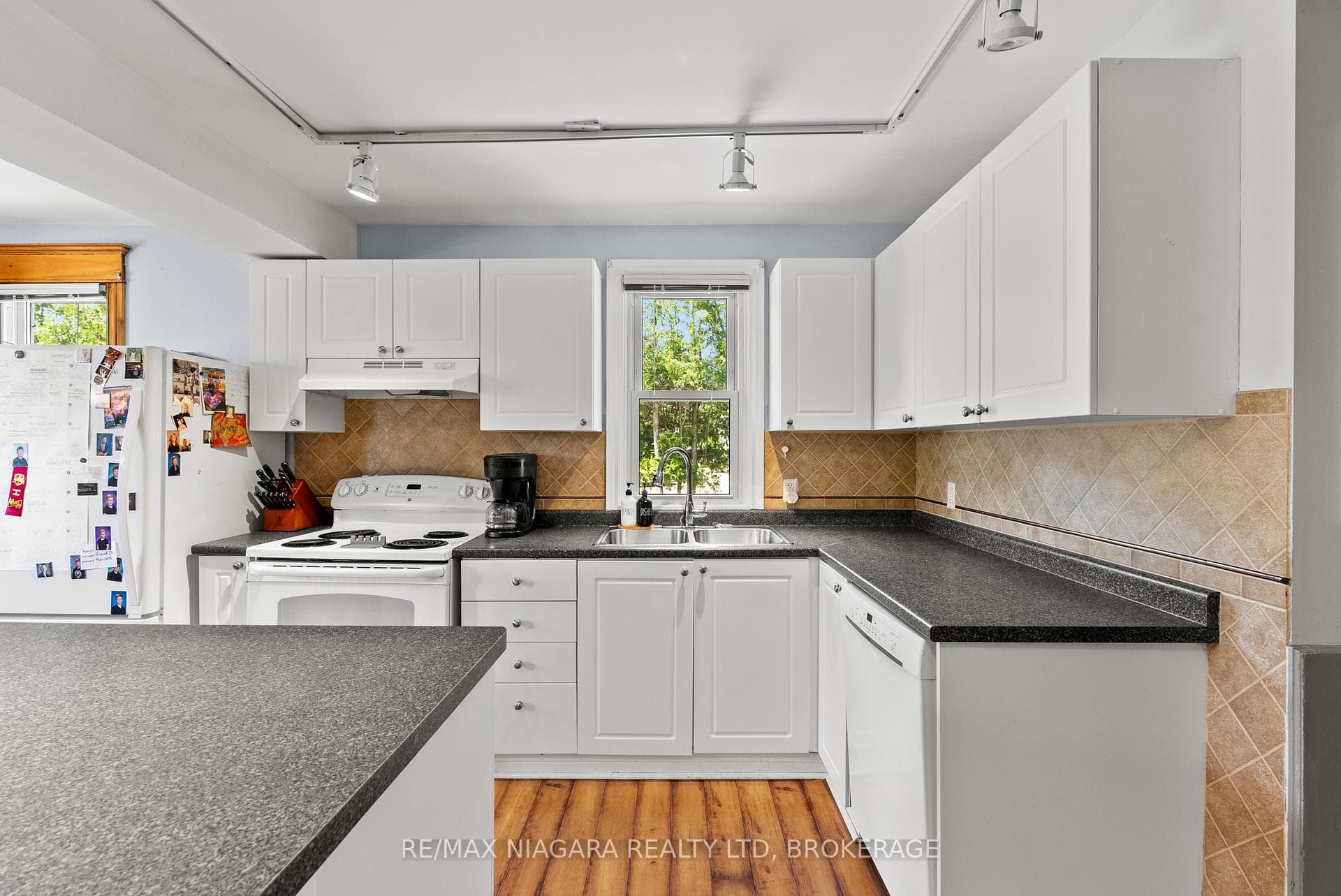 848 East And West Line Road photo 12