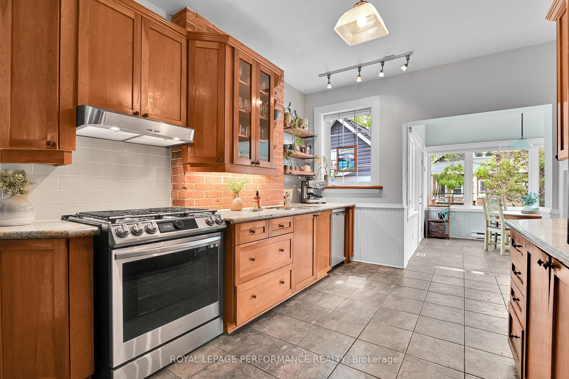 16 Ossington Avenue photo 9