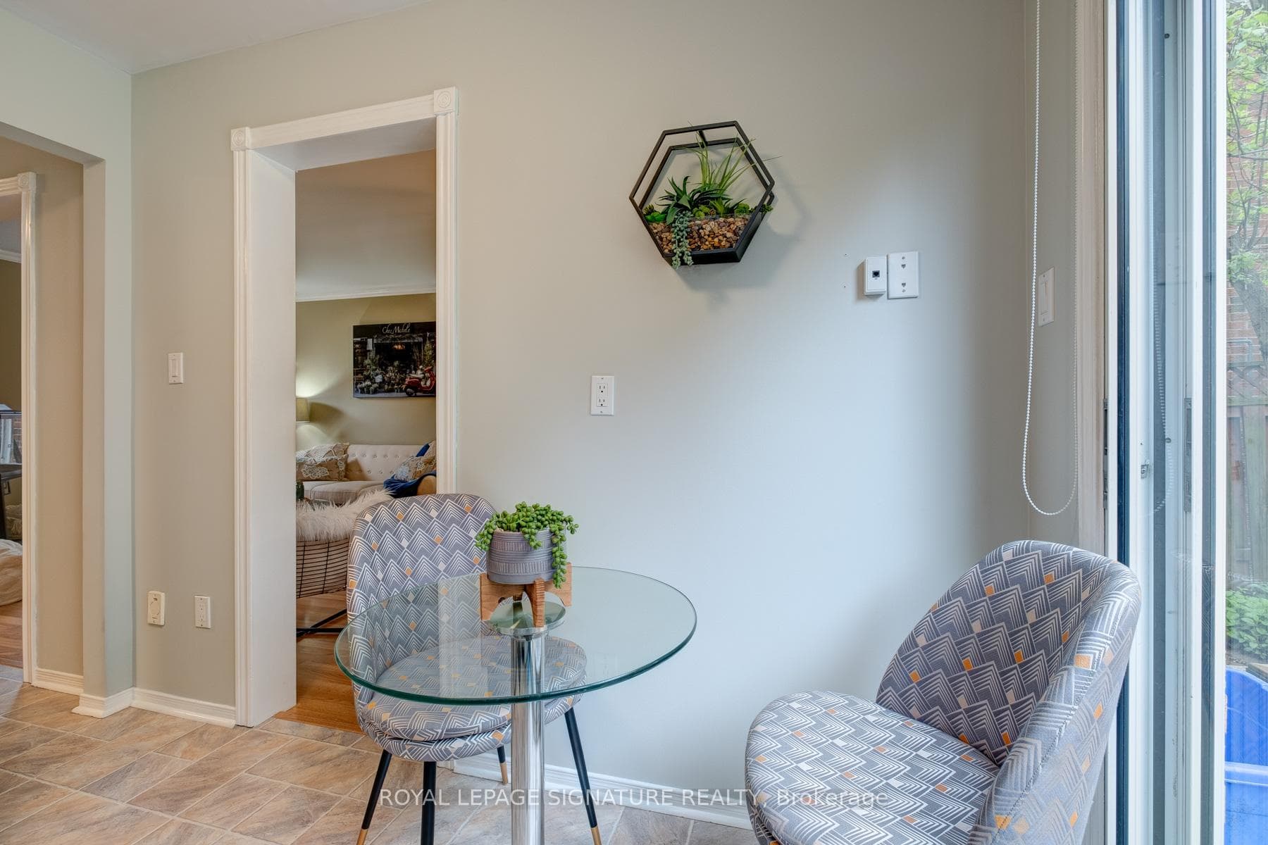 81 Fernbank Place photo 17