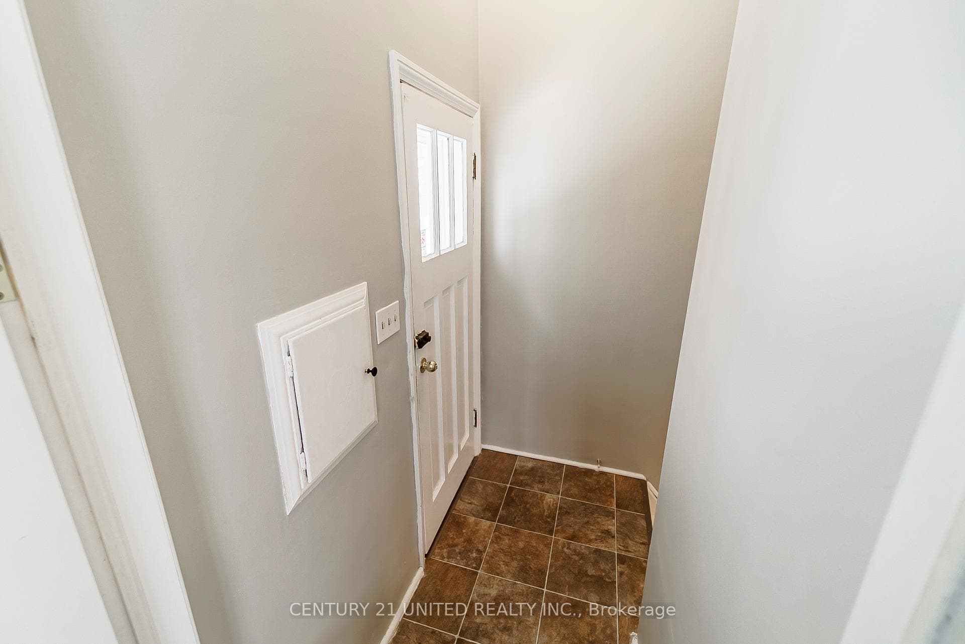 672 Hastings Avenue photo 17