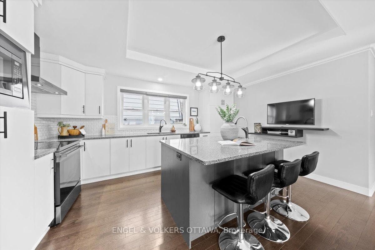 1005 Gold Crescent photo 12
