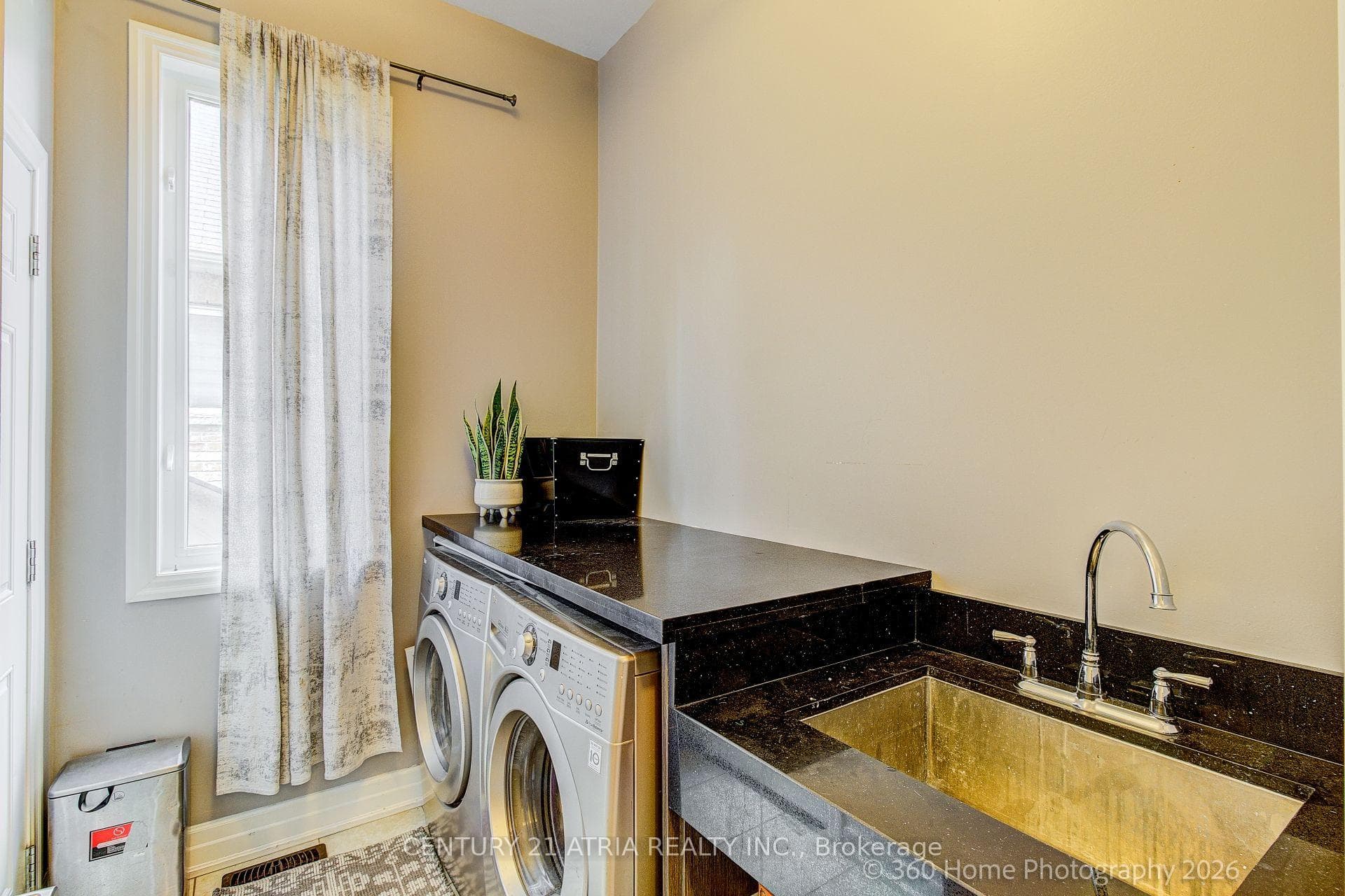1386 Sheldon Street photo 23